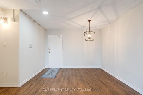 Photo 7 at 406 - 15390 Yonge Street, Aurora Heights, Aurora