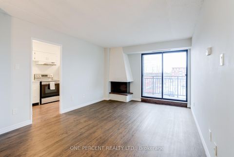 Photo 12 at 406 - 15390 Yonge Street, Aurora Heights, Aurora