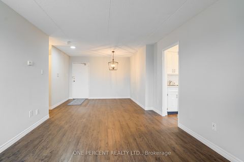 Photo 13 at 406 - 15390 Yonge Street, Aurora Heights, Aurora