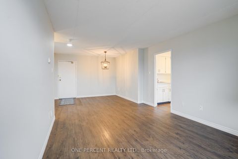 Photo 14 at 406 - 15390 Yonge Street, Aurora Heights, Aurora