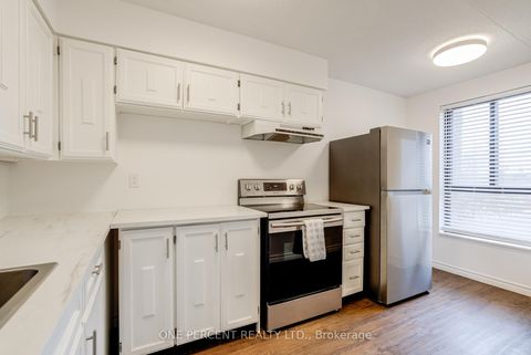 Photo 16 at 406 - 15390 Yonge Street, Aurora Heights, Aurora