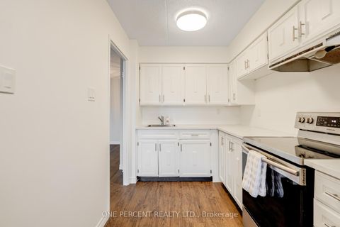 Photo 17 at 406 - 15390 Yonge Street, Aurora Heights, Aurora