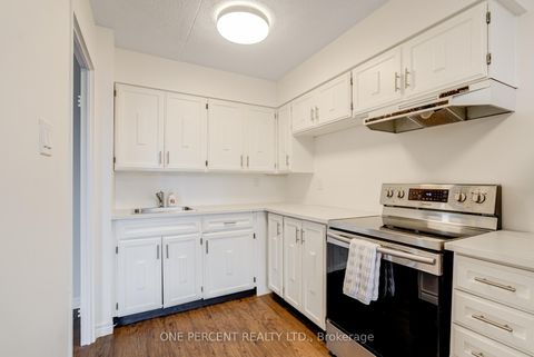 Photo 18 at 406 - 15390 Yonge Street, Aurora Heights, Aurora