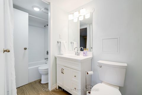 Photo 31 at 406 - 15390 Yonge Street, Aurora Heights, Aurora