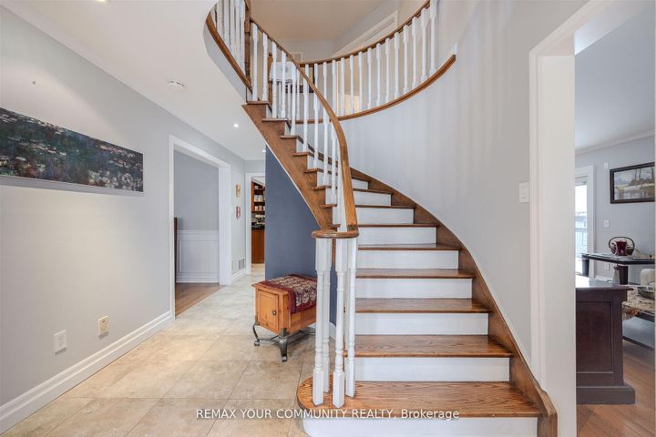 Photo 5 at 2 Kirkland Court, Westbrook, Richmond Hill