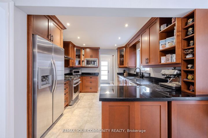 Photo 18 at 2 Kirkland Court, Westbrook, Richmond Hill