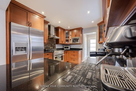 Photo 17 at 2 Kirkland Court, Westbrook, Richmond Hill