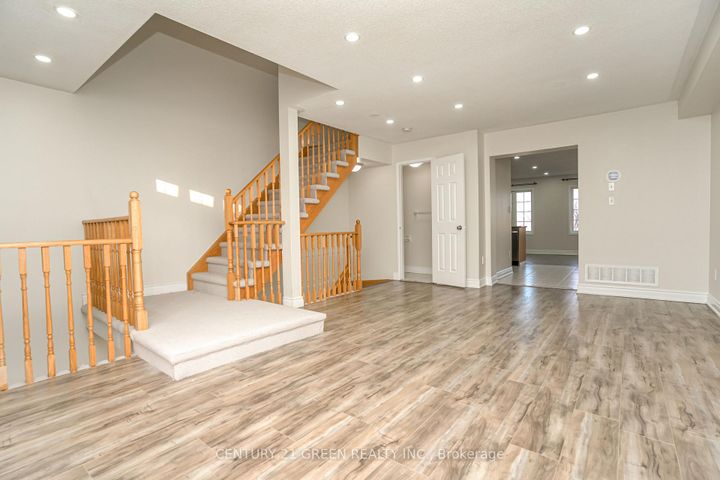 Photo 8 at 449 Aspendale Crescent, Meadowvale Village, Mississauga