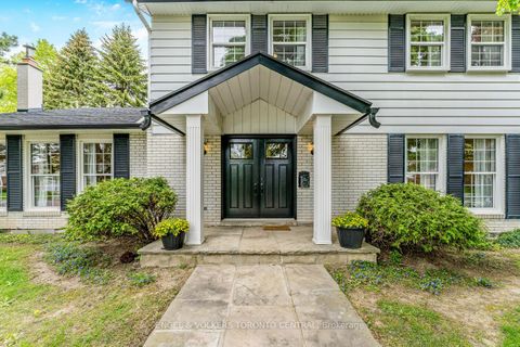 Photo 2 at 33 Avonwick Gate, Donalda, Toronto