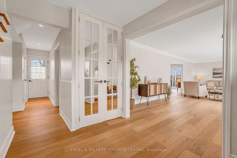 Photo 5 at 33 Avonwick Gate, Donalda, Toronto