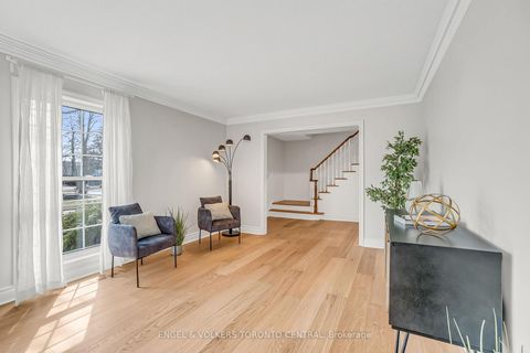 Photo 7 at 33 Avonwick Gate, Donalda, Toronto