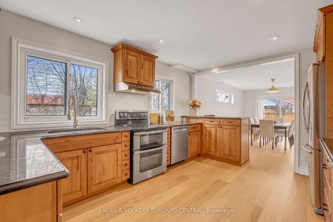 Photo 16 at 33 Avonwick Gate, Donalda, Toronto