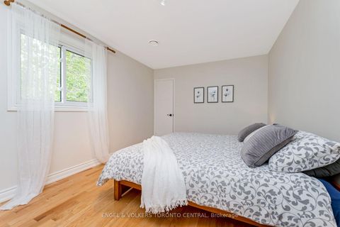 Photo 24 at 33 Avonwick Gate, Donalda, Toronto