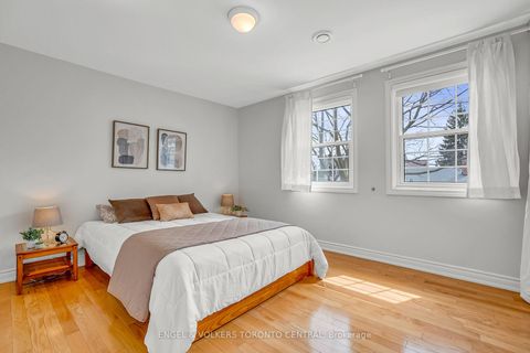Photo 25 at 33 Avonwick Gate, Donalda, Toronto