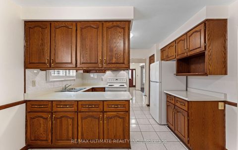 Photo 14 at 37 Brantford Drive, L'Amoreaux, Toronto