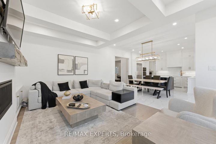 Photo 5 at 54 Winthrop Crescent, Vellore Village, Vaughan