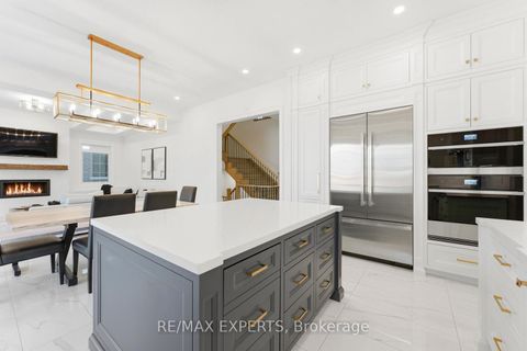 Photo 11 at 54 Winthrop Crescent, Vellore Village, Vaughan