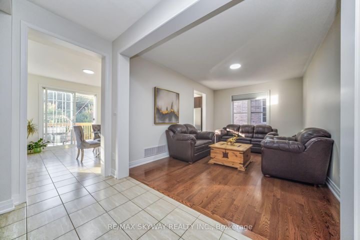 Photo 9 at 90 Aylesbury Drive, Northwest Brampton, Brampton