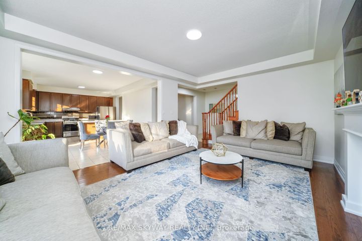 Photo 12 at 90 Aylesbury Drive, Northwest Brampton, Brampton