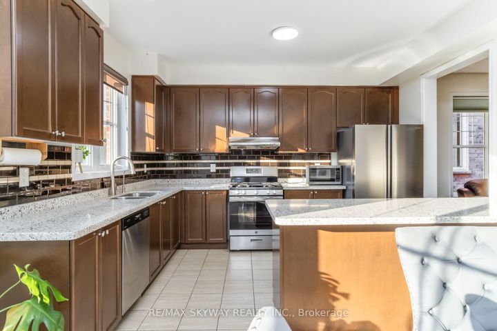 Photo 15 at 90 Aylesbury Drive, Northwest Brampton, Brampton