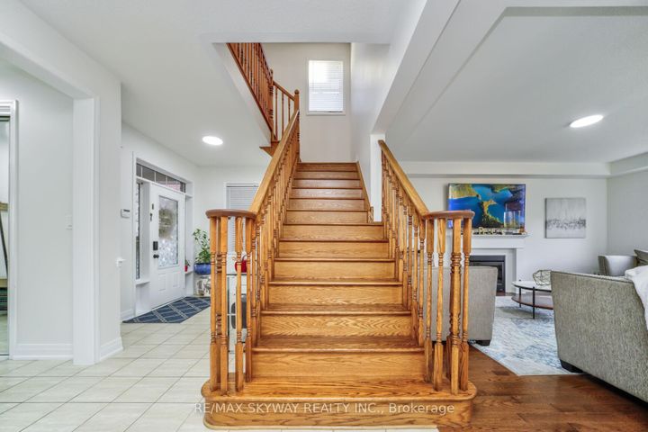 Photo 18 at 90 Aylesbury Drive, Northwest Brampton, Brampton