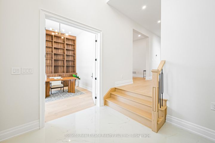 Photo 3 at 25 Cronin Drive, City Centre West, Toronto