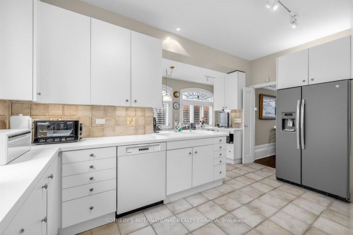 Photo 9 at 136 Roxborough Drive, Moore Park, Toronto