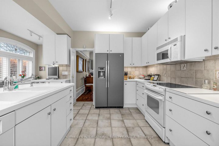 Photo 10 at 136 Roxborough Drive, Moore Park, Toronto