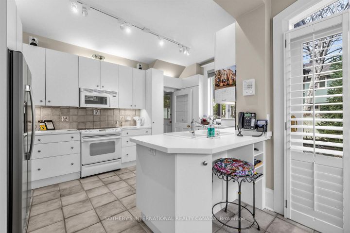 Photo 11 at 136 Roxborough Drive, Moore Park, Toronto