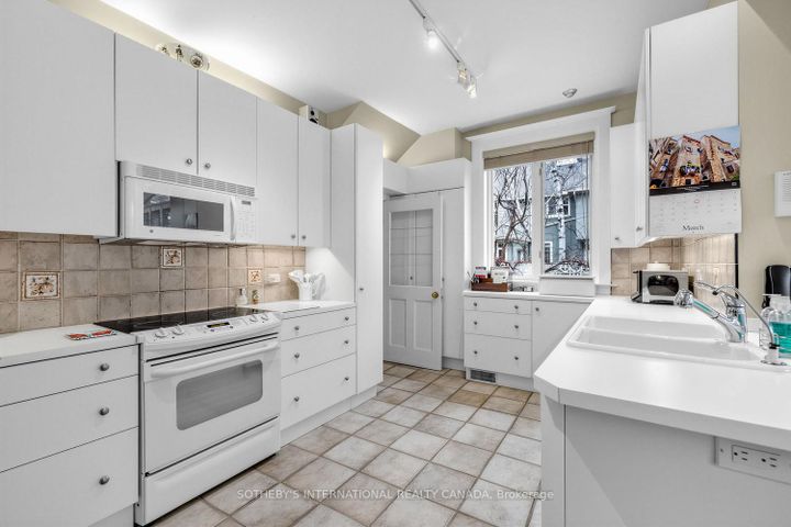 Photo 12 at 136 Roxborough Drive, Moore Park, Toronto