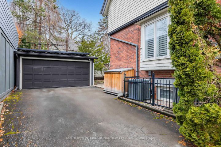 Photo 34 at 136 Roxborough Drive, Moore Park, Toronto