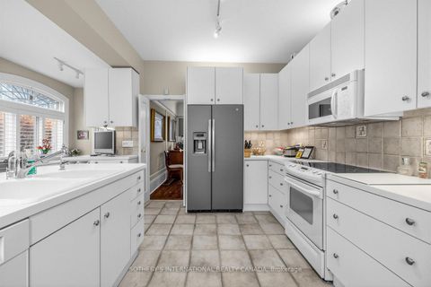 Photo 10 at 136 Roxborough Drive, Moore Park, Toronto