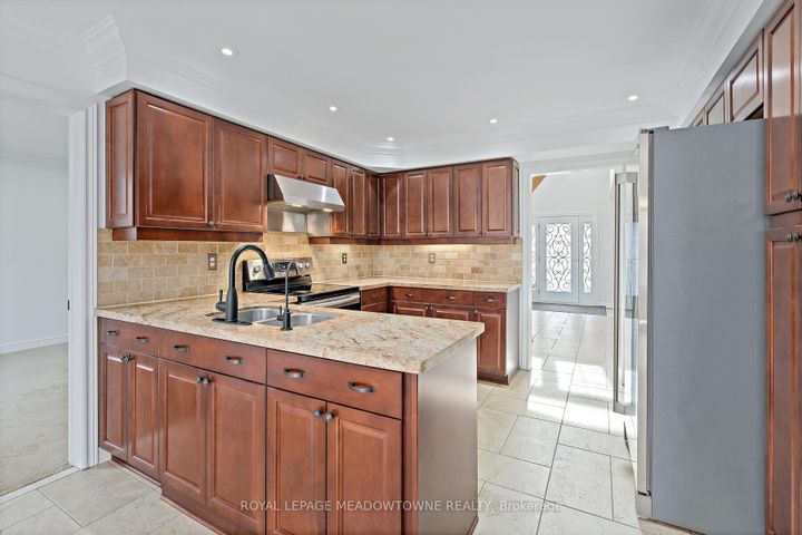 Photo 10 at 29 Hamilton Crescent, Georgetown, Halton Hills