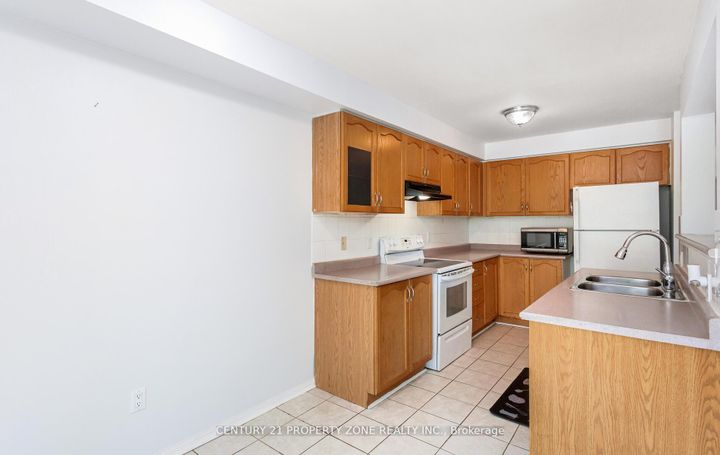 Photo 8 at 39 - 2 Clay Brick Court, Brampton North, Brampton