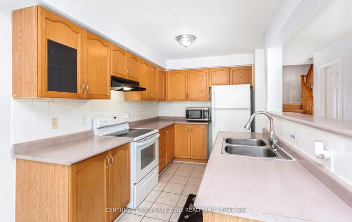 Photo 11 at 39 - 2 Clay Brick Court, Brampton North, Brampton