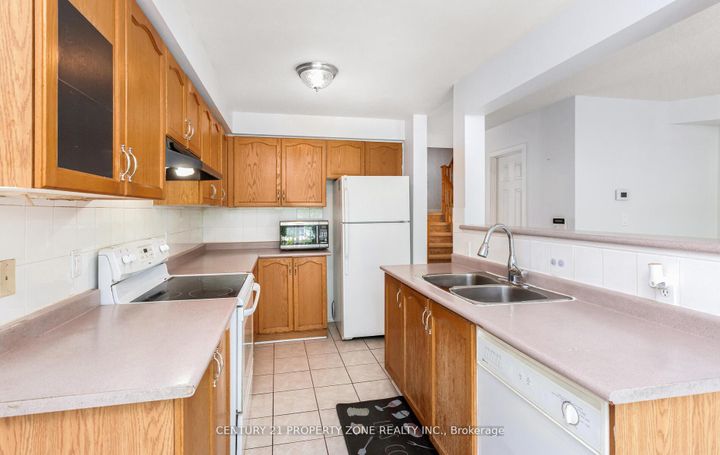 Photo 14 at 39 - 2 Clay Brick Court, Brampton North, Brampton