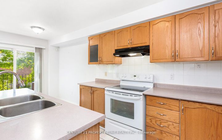 Photo 39 at 39 - 2 Clay Brick Court, Brampton North, Brampton