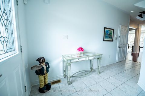 Photo 11 at 14 Riel Drive, Oak Ridges, Richmond Hill