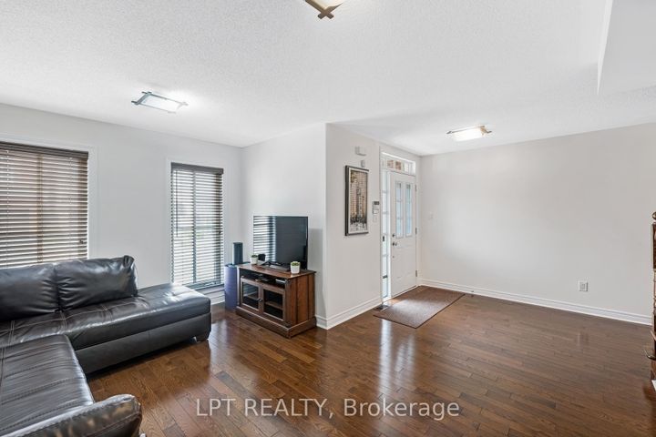 Photo 9 at 19 Earnshaw Drive, Victoria Square, Markham