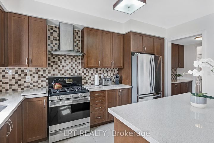 Photo 23 at 19 Earnshaw Drive, Victoria Square, Markham