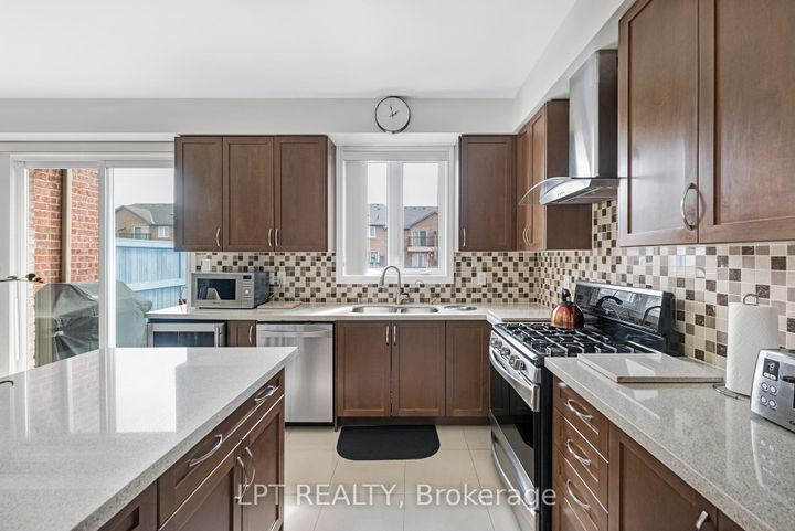 Photo 24 at 19 Earnshaw Drive, Victoria Square, Markham