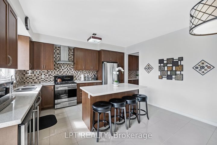 Photo 26 at 19 Earnshaw Drive, Victoria Square, Markham