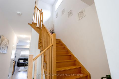 Photo 12 at 16 Fairlane Avenue, Painswick South, Barrie