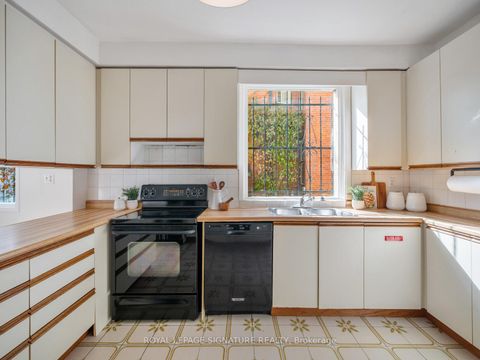 Photo 7 at 487 Sackville Street, South St. James Town, Toronto