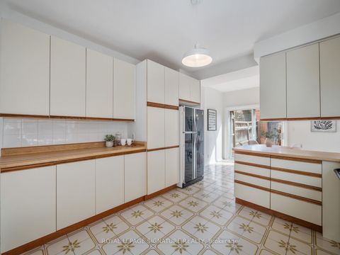 Photo 8 at 487 Sackville Street, South St. James Town, Toronto