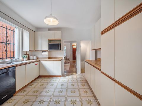 Photo 10 at 487 Sackville Street, South St. James Town, Toronto