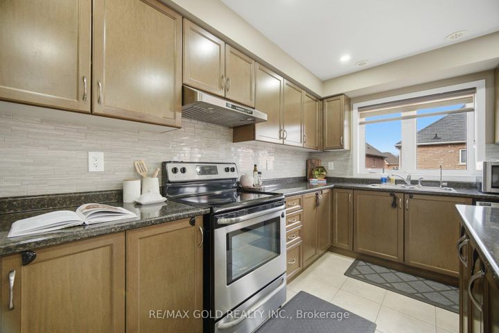 Photo 7 at 40 Memory Lane E, Northwest Brampton, Brampton