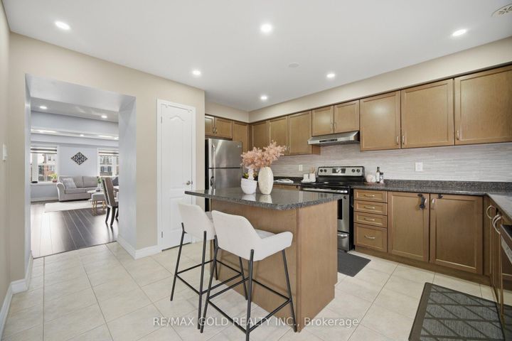 Photo 8 at 40 Memory Lane E, Northwest Brampton, Brampton