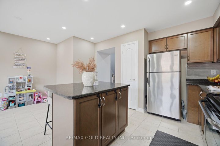 Photo 9 at 40 Memory Lane E, Northwest Brampton, Brampton