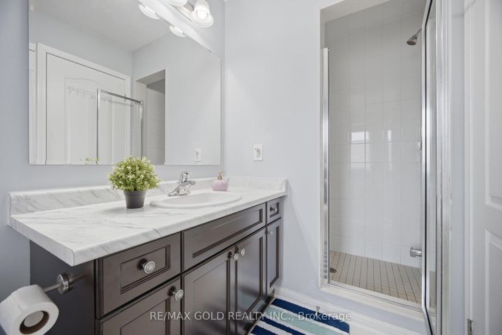 Photo 17 at 40 Memory Lane E, Northwest Brampton, Brampton